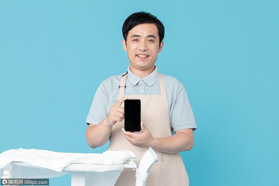 掌心的温度 一位拿手机接单的家政男保洁员